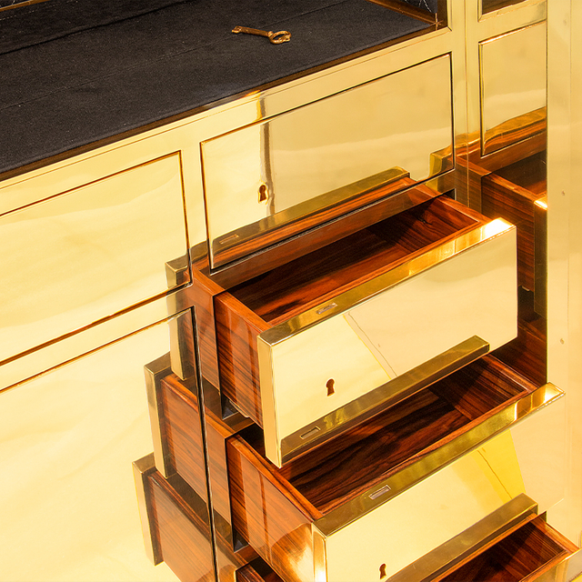 Современный шкаф для хранения с деревянным основанием из золотого металла